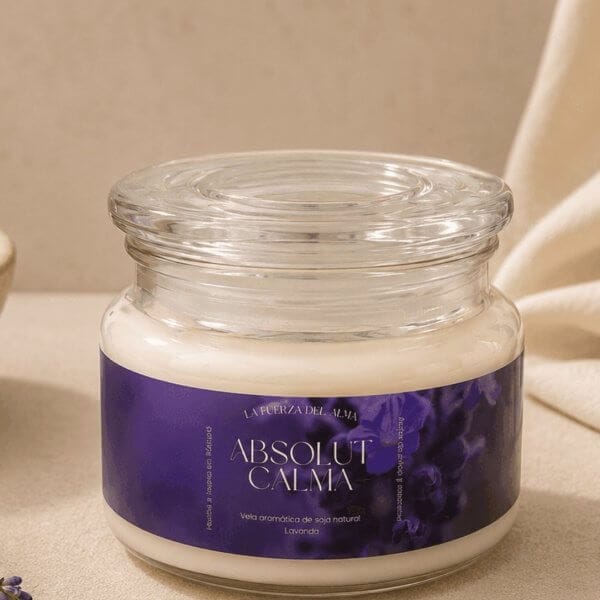 Vela artesanal Karma de la coleccion Absolut Calma, tarro de vidrio con tapa y aroma de lavanda