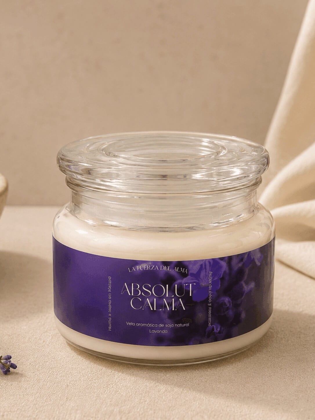 Vela artesanal Karma de la coleccion Absolut Calma, tarro de vidrio con tapa y aroma de lavanda